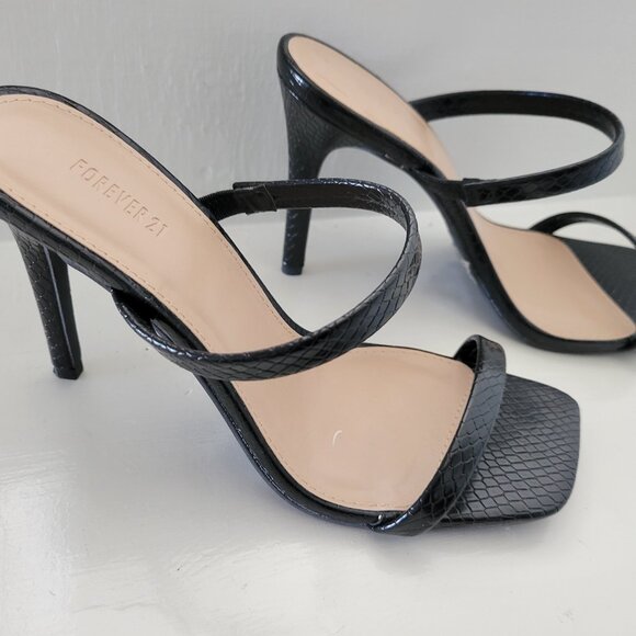 Black Heels Sz 8 - Picture 3 of 4